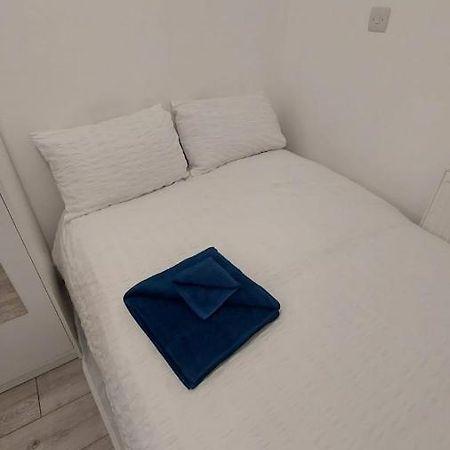 Double En-Suite Room Available In 3 Bed Apt Лондон Экстерьер фото