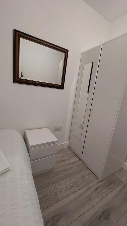 Double En-Suite Room Available In 3 Bed Apt Лондон Экстерьер фото